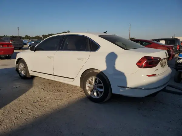 1VWAT7A39HC053235 2017 VOLKSWAGEN PASSAT - Image 2