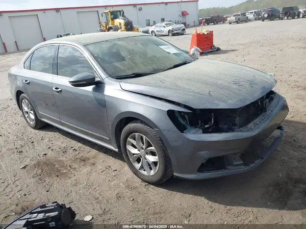 1VWAT7A39HC056846 2017 VOLKSWAGEN PASSAT - Image 1
