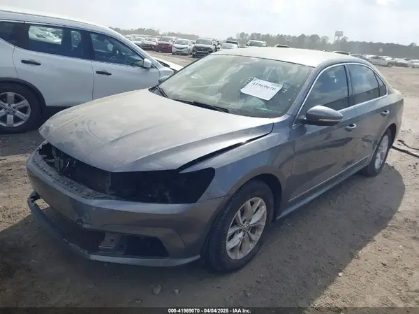 1VWAT7A39HC056846 2017 VOLKSWAGEN PASSAT - Image 2