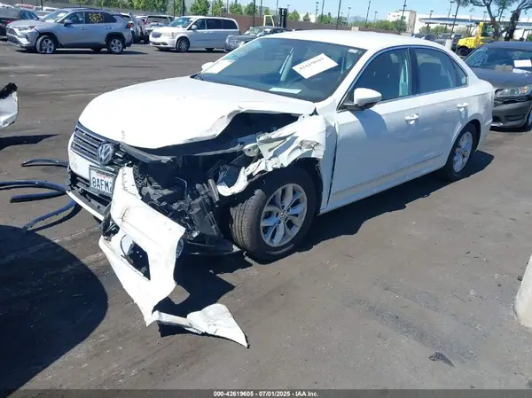1VWAT7A39HC085957 2017 VOLKSWAGEN PASSAT - Image 2