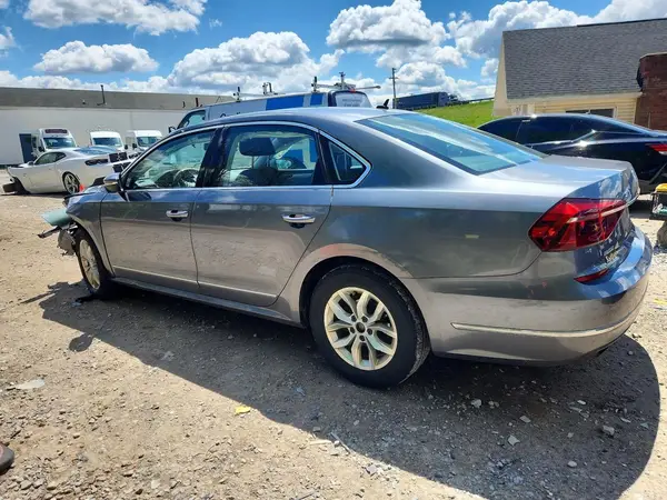 1VWAT7A3XHC020373 2017 VOLKSWAGEN PASSAT - Image 2