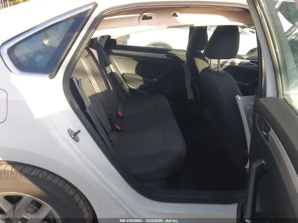 1VWAT7A3XHC024004 2017 VOLKSWAGEN PASSAT - Image 8