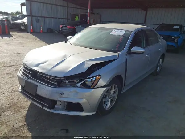 1VWAT7A3XHC083408 2017 VOLKSWAGEN PASSAT - Image 2