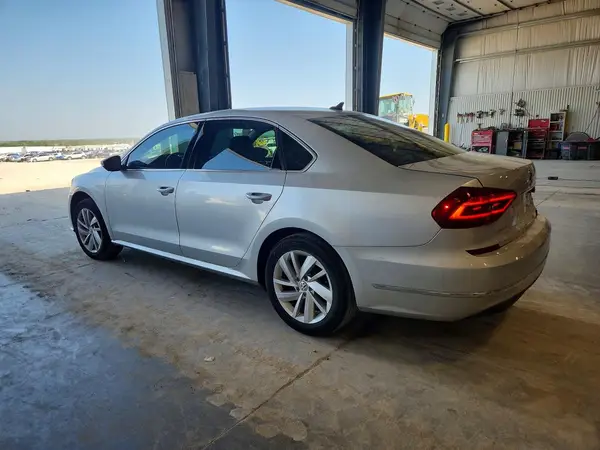 1VWBA7A30JC020608 2018 VOLKSWAGEN PASSAT - Image 2