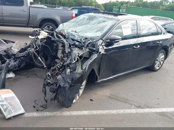 1VWBA7A33JC015144 2018 VOLKSWAGEN PASSAT - Image 2