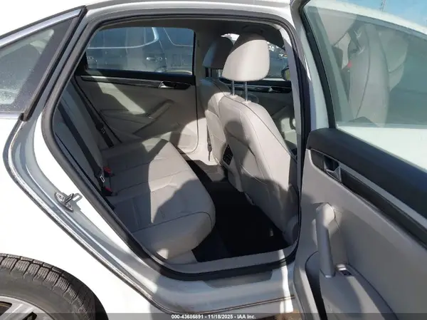 1VWBA7A38JC006617 2018 VOLKSWAGEN PASSAT - Image 8