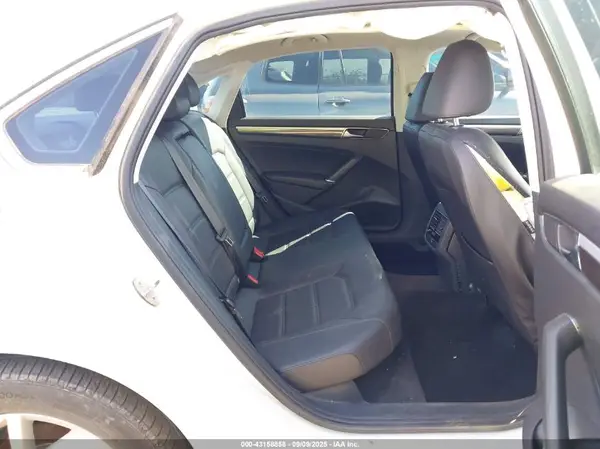 1VWBA7A38JC013048 2018 VOLKSWAGEN PASSAT - Image 8