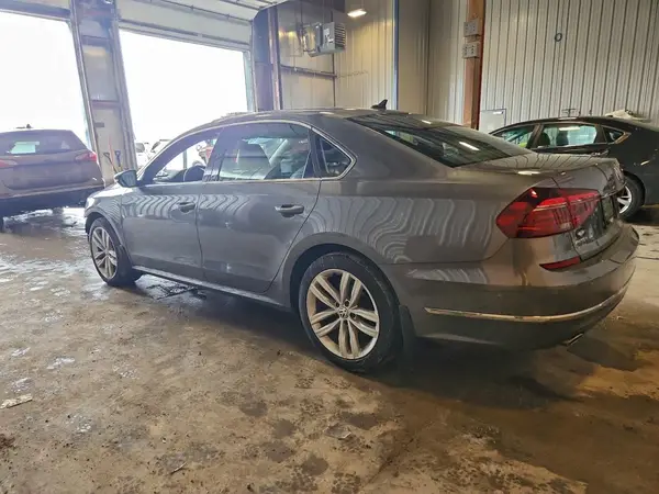 1VWBA7A39JC000681 2018 VOLKSWAGEN PASSAT - Image 2