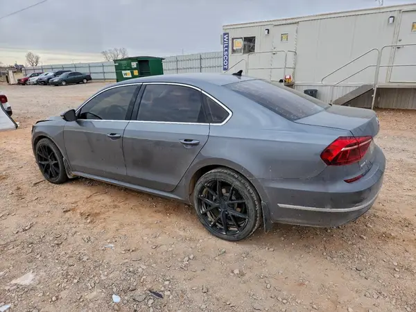 1VWBA7A39JC010482 2018 VOLKSWAGEN PASSAT - Image 2