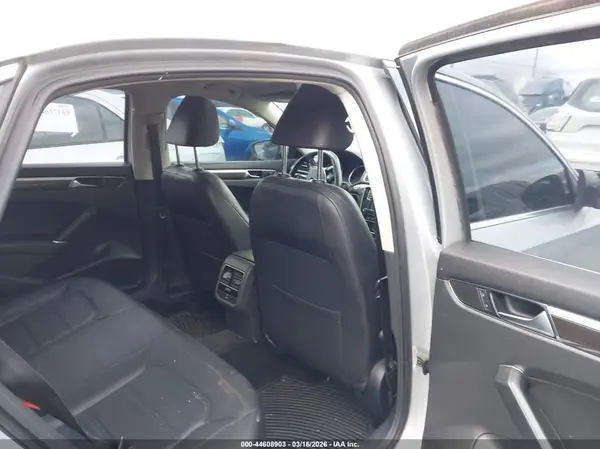 1VWBT7A30HC008401 2017 VOLKSWAGEN PASSAT - Image 8