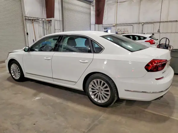 1VWBT7A30HC011573 2017 VOLKSWAGEN PASSAT - Image 2
