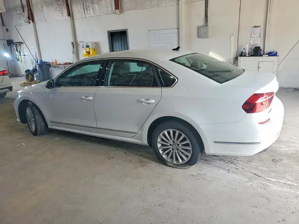 1VWBT7A30HC012075 2017 VOLKSWAGEN PASSAT - Image 2