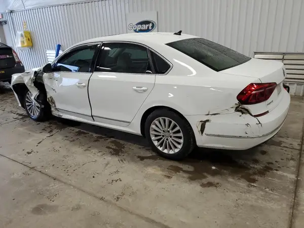 1VWBT7A30HC020905 2017 VOLKSWAGEN PASSAT - Image 2