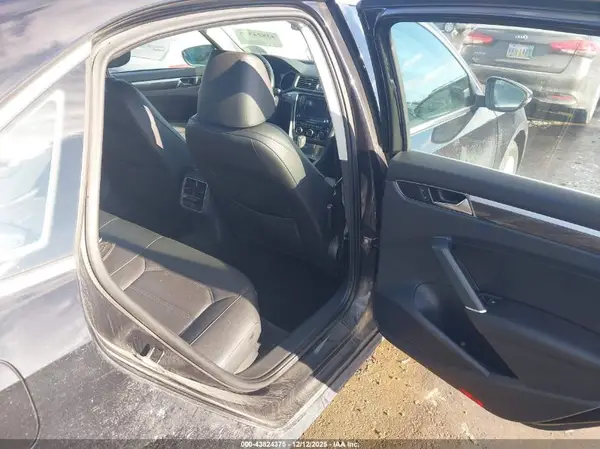 1VWBT7A30HC070672 2017 VOLKSWAGEN PASSAT - Image 8