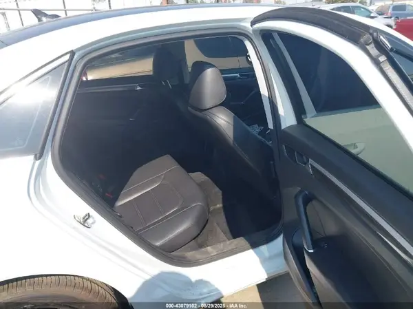 1VWBT7A30HC076035 2017 VOLKSWAGEN PASSAT - Image 8