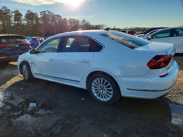 1VWBT7A31HC076447 2017 VOLKSWAGEN PASSAT - Image 2