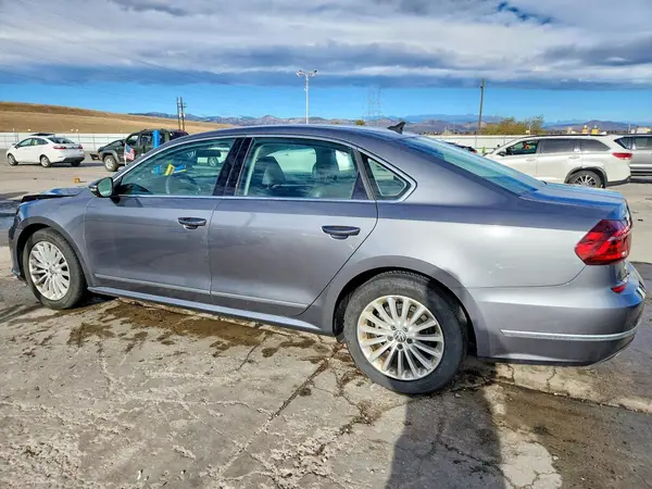 1VWBT7A32HC015155 2017 VOLKSWAGEN PASSAT - Image 2