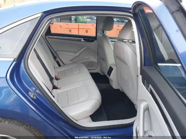 1VWBT7A32HC021411 2017 VOLKSWAGEN PASSAT - Image 8