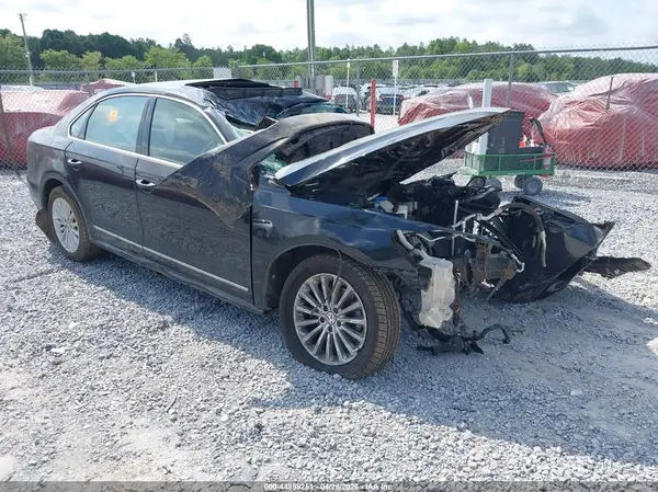 1VWBT7A32HC076229 2017 VOLKSWAGEN PASSAT - Image 1