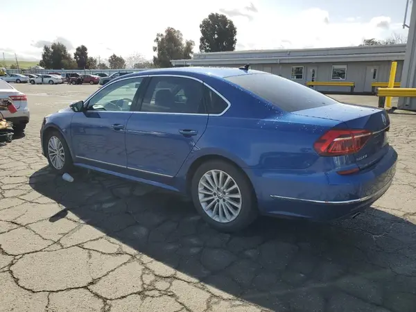 1VWBT7A33HC004147 2017 VOLKSWAGEN PASSAT - Image 2