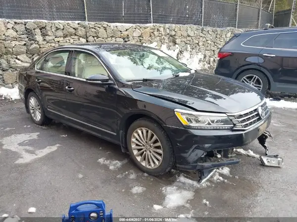 1VWBT7A33HC004651 2017 VOLKSWAGEN PASSAT - Image 1