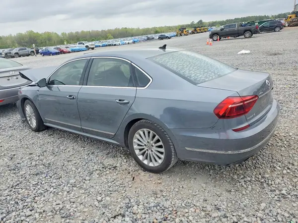 1VWBT7A33HC025936 2017 VOLKSWAGEN PASSAT - Image 2