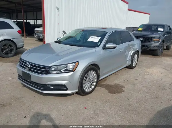 1VWBT7A33HC061853 2017 VOLKSWAGEN PASSAT - Image 2