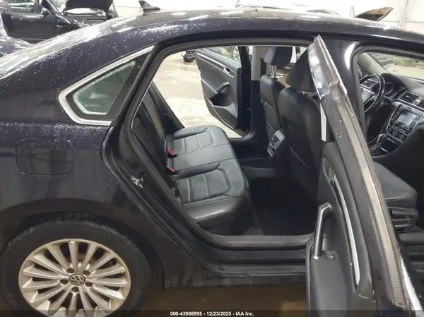 1VWBT7A34HC005811 2017 VOLKSWAGEN PASSAT - Image 8