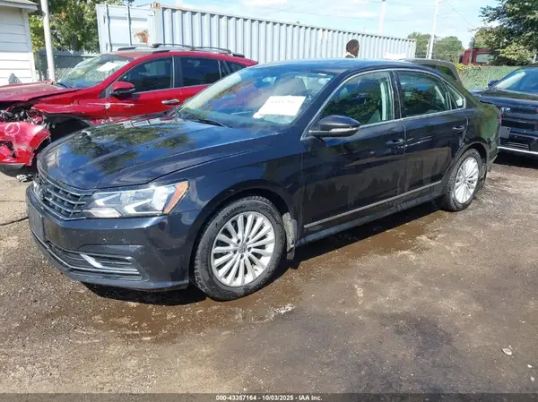 1VWBT7A34HC013097 2017 VOLKSWAGEN PASSAT - Image 2