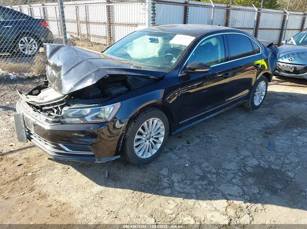 1VWBT7A34HC013228 2017 VOLKSWAGEN PASSAT - Image 2