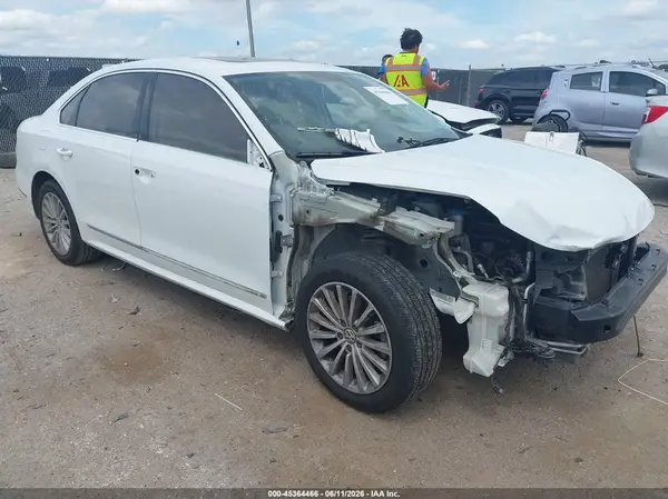 1VWBT7A34HC024424 2017 VOLKSWAGEN PASSAT - Image 1