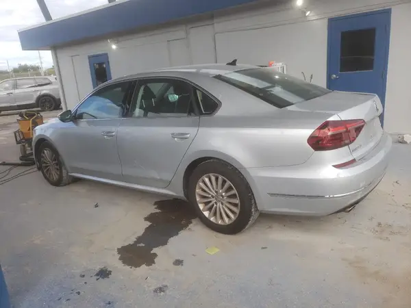 1VWBT7A34HC024598 2017 VOLKSWAGEN PASSAT - Image 2
