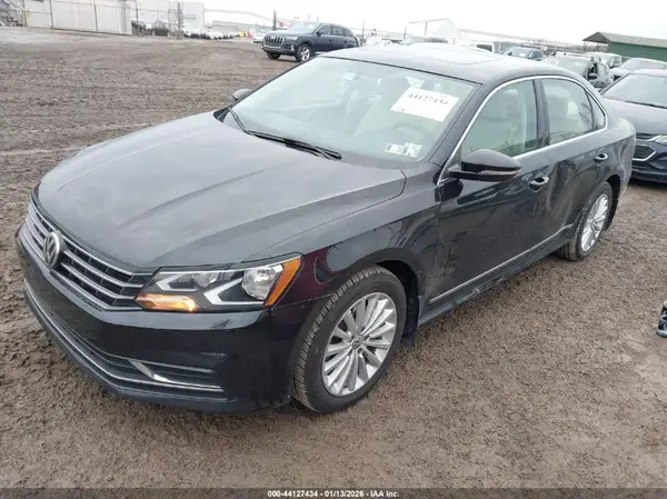 1VWBT7A34HC024813 2017 VOLKSWAGEN PASSAT - Image 2