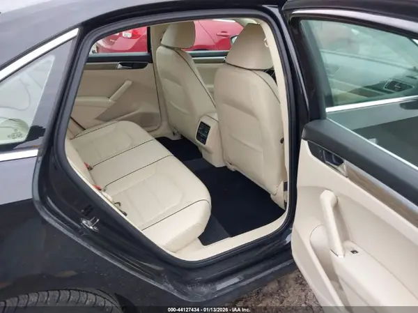 1VWBT7A34HC024813 2017 VOLKSWAGEN PASSAT - Image 8
