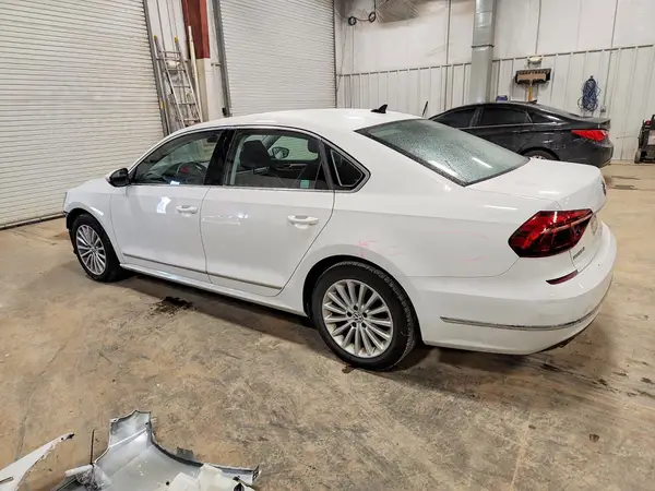 1VWBT7A34HC036749 2017 VOLKSWAGEN PASSAT - Image 2