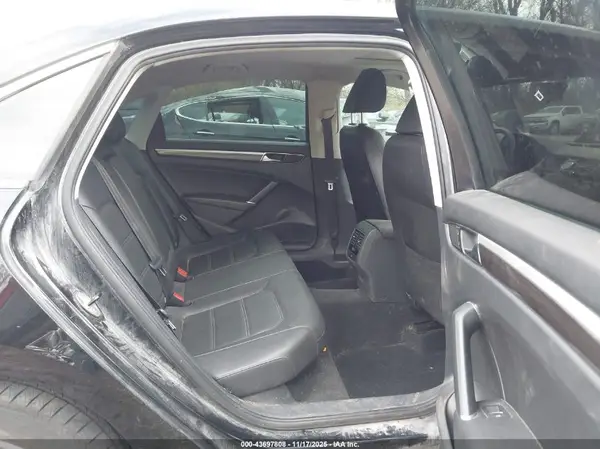 1VWBT7A34HC084607 2017 VOLKSWAGEN PASSAT - Image 8
