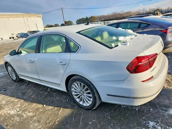 1VWBT7A35HC036095 2017 VOLKSWAGEN PASSAT - Image 2