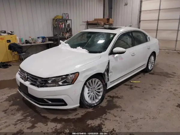 1VWBT7A35HC047758 2017 VOLKSWAGEN PASSAT - Image 2