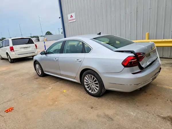 1VWBT7A35HC049820 2017 VOLKSWAGEN PASSAT - Image 2