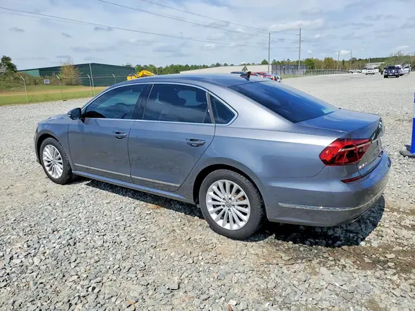 1VWBT7A36HC069882 2017 VOLKSWAGEN PASSAT - Image 2