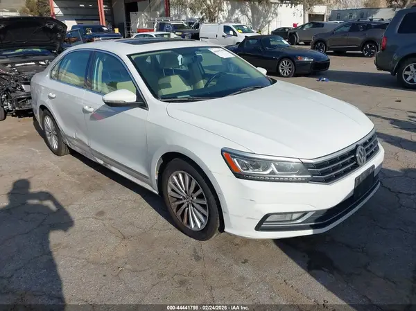 1VWBT7A37HC006905 2017 VOLKSWAGEN PASSAT - Image 1