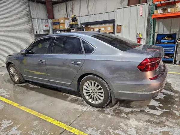 1VWBT7A37HC013739 2017 VOLKSWAGEN PASSAT - Image 2