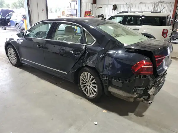 1VWBT7A37HC032548 2017 VOLKSWAGEN PASSAT - Image 2