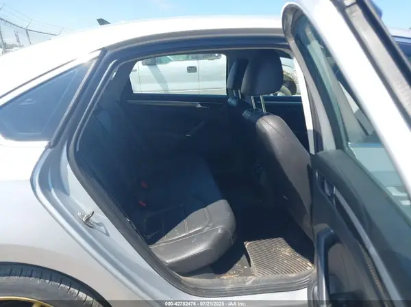 1VWBT7A37HC076355 2017 VOLKSWAGEN PASSAT - Image 8