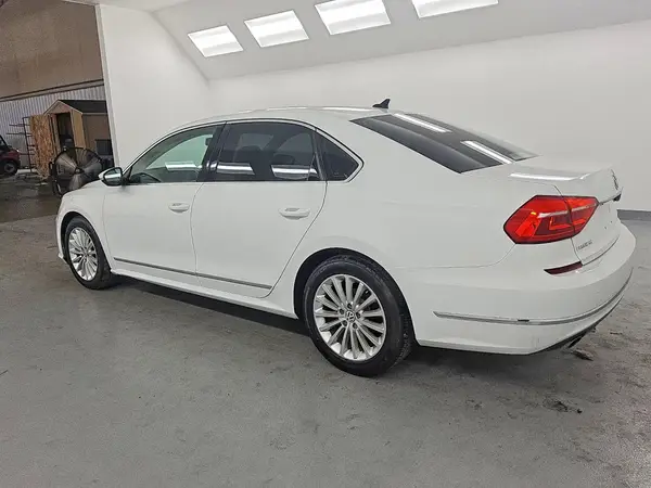 1VWBT7A38GC010945 2016 VOLKSWAGEN PASSAT - Image 2