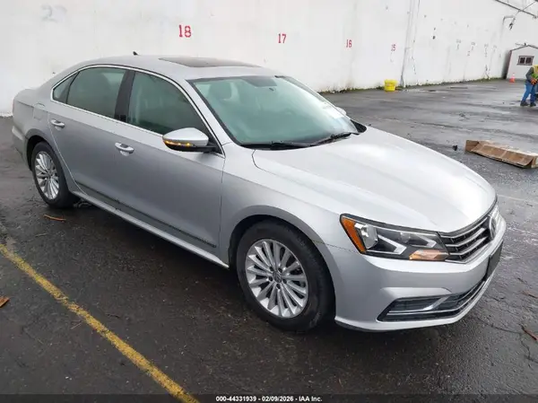 1VWBT7A38GC039667 2016 VOLKSWAGEN PASSAT - Image 1