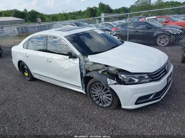 1VWBT7A38HC021252 2017 VOLKSWAGEN PASSAT - Image 1