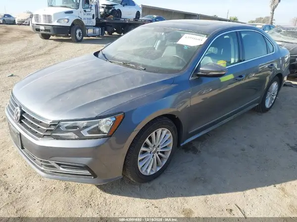 1VWBT7A38HC025382 2017 VOLKSWAGEN PASSAT - Image 2