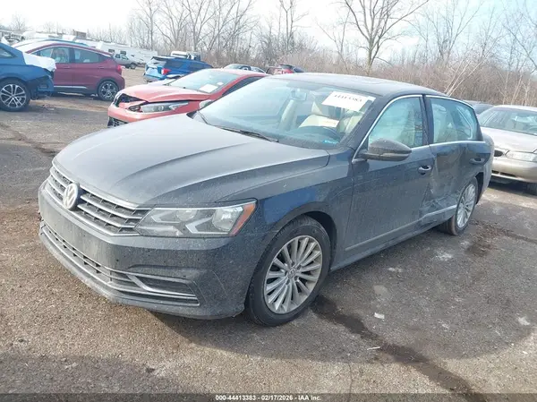1VWBT7A38HC028072 2017 VOLKSWAGEN PASSAT - Image 2