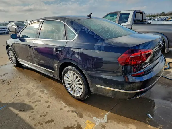 1VWBT7A38HC032574 2017 VOLKSWAGEN PASSAT - Image 2